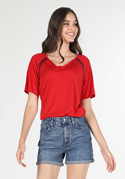 صورة من أحمر للنساء تي شيرت بأكمام قصيرة