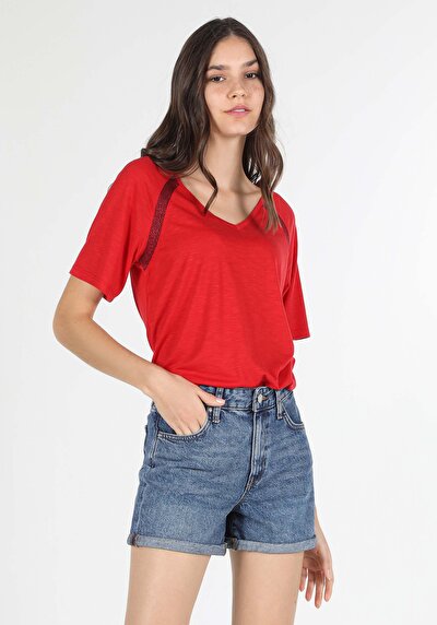 صورة من أحمر للنساء تي شيرت بأكمام قصيرة
