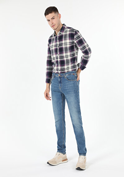 صورة من أرجواني للرجال قميص  كم طويل