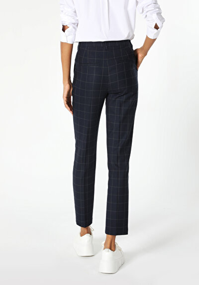 صورة من أزرق بحري للنساء بناطيل