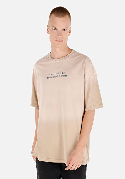 صورة من تي شيرت فضفاض مناسب برقبة مستديرة للرجال Ecru بأكمام قصيرة