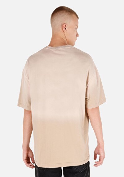 صورة من تي شيرت فضفاض مناسب برقبة مستديرة للرجال Ecru بأكمام قصيرة