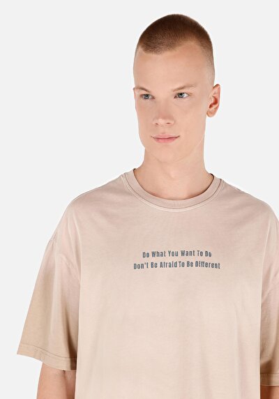 صورة من تي شيرت فضفاض مناسب برقبة مستديرة للرجال Ecru بأكمام قصيرة