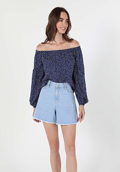 صورة من   قميص أزرق نسائي