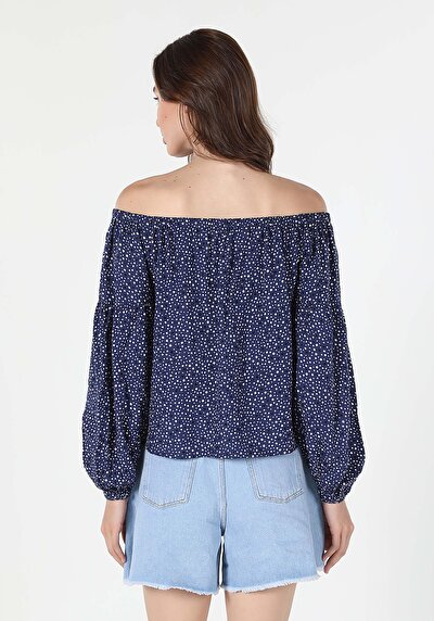 صورة من قميص أزرق نسائي