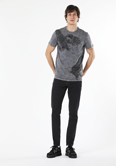 صورة من أنتراسيت للرجال تي شيرت بأكمام قصيرة