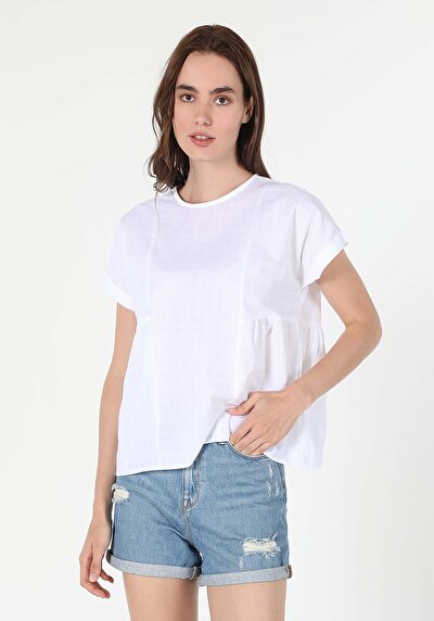 صورة من أبيض للنساء قميص  كم قصير