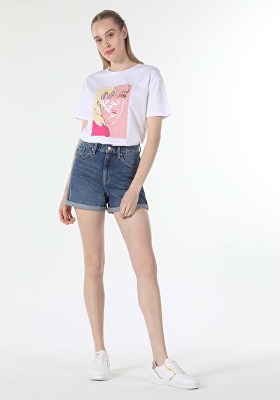 صورة من مريح رقبة مستديرة نسائي أبيض بأكمام قصيرة تي شيرت