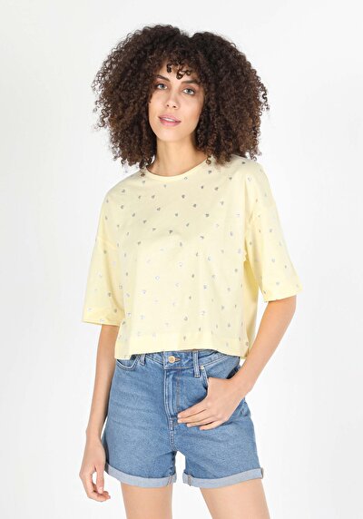 صورة من أصفر للنساء تي شيرت بأكمام قصيرة