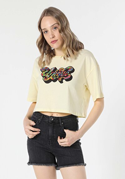 صورة من كومفورت فيت رقبة مستديرة مطبوعة نسائية أصفر كم قصير تي شيرت