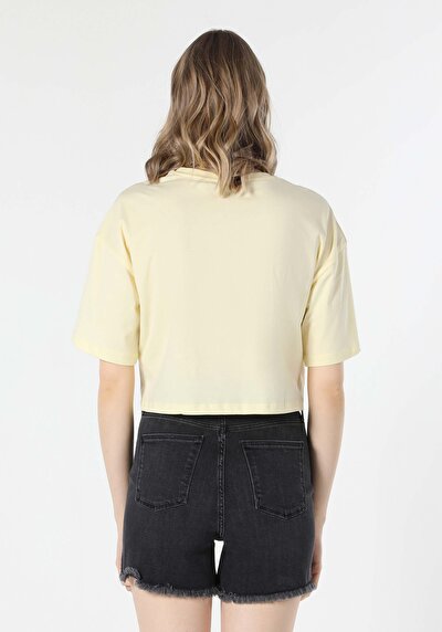 صورة من كومفورت فيت رقبة مستديرة مطبوعة نسائية أصفر كم قصير تي شيرت