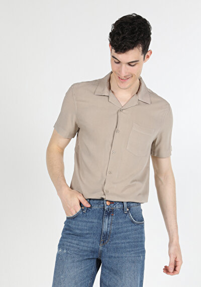 صورة من بيج للرجال قميص كم قصير