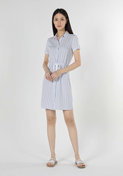 صورة من عادي فستان أزرق نسائي