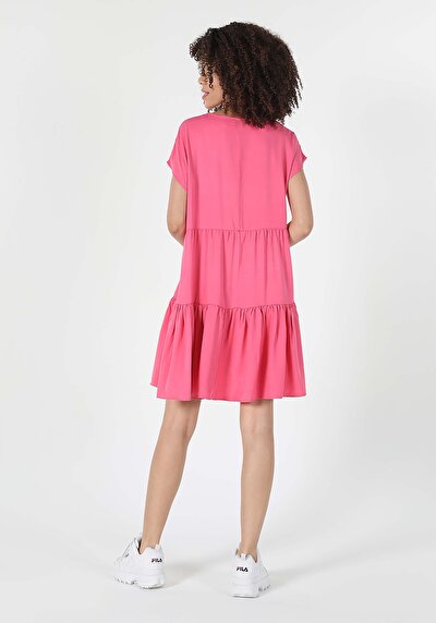 صورة من فستان نسائي وردي عادي