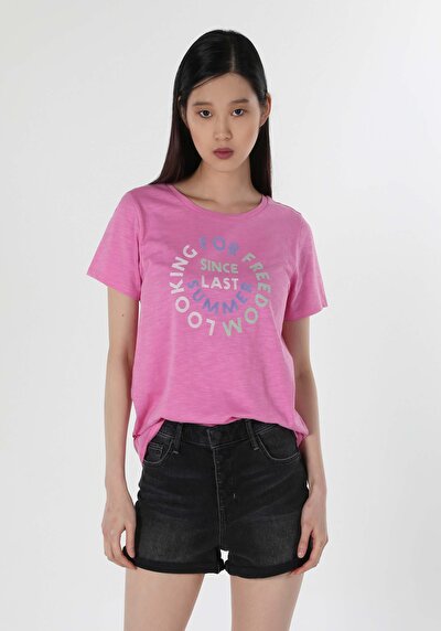 صورة من وردي للنساء تي شيرت بأكمام قصيرة