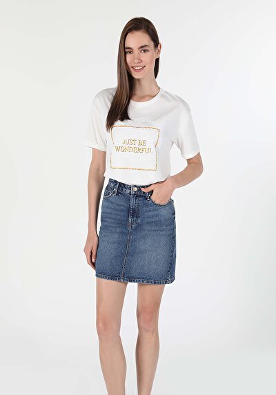 صورة من أبيض للنساء تي شيرت بأكمام قصيرة