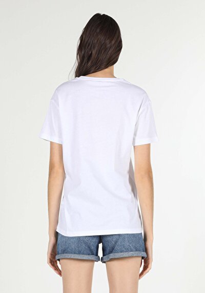 صورة من أبيض للنساء تي شيرت بأكمام قصيرة