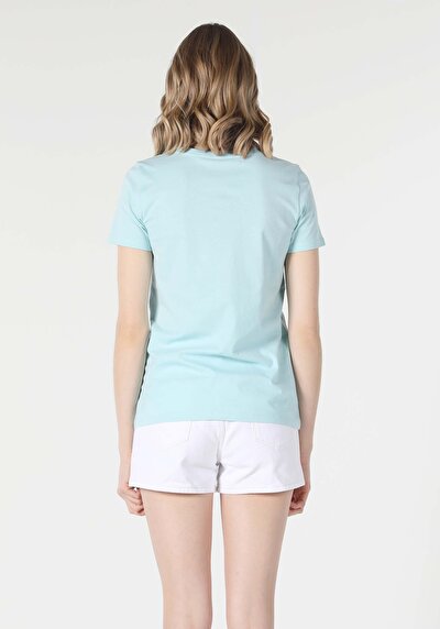 صورة من أخضر للنساء تي شيرت بأكمام قصيرة