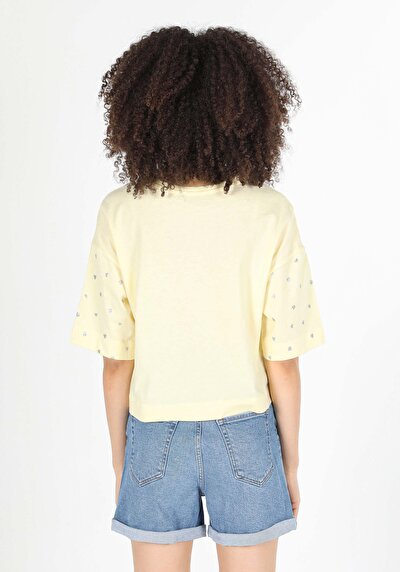 صورة من أصفر للنساء تي شيرت بأكمام قصيرة