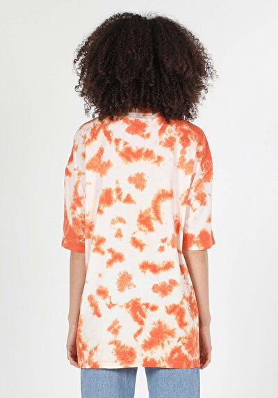 صورة من برتقالي للنساء تي شيرت بأكمام قصيرة