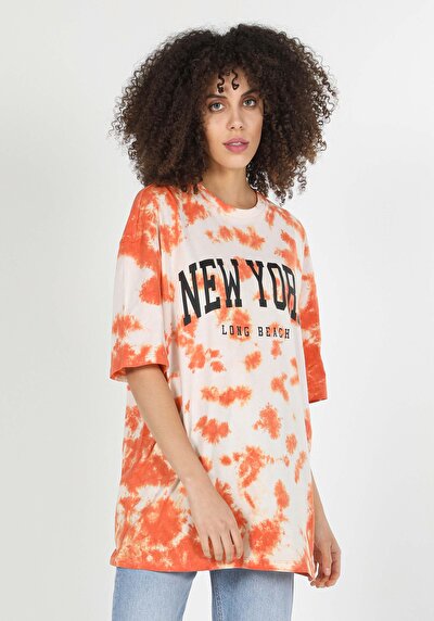 صورة من برتقالي للنساء تي شيرت بأكمام قصيرة