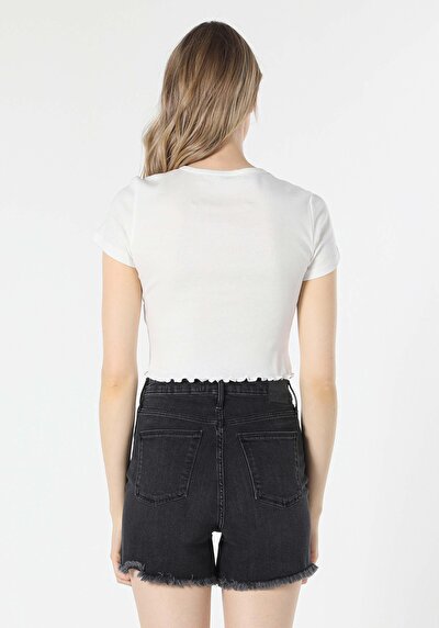 صورة من أبيض للنساء تي شيرت بأكمام قصيرة