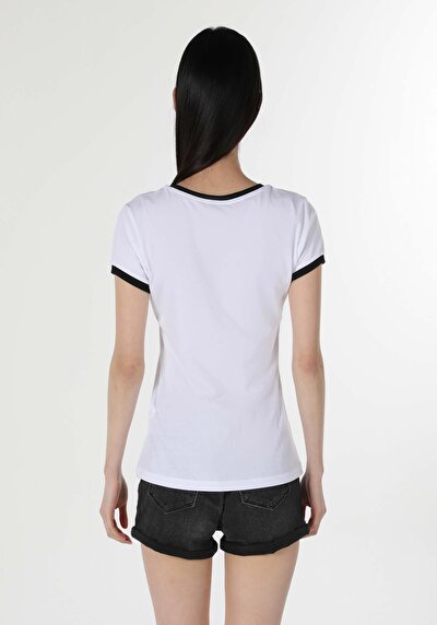 صورة من أبيض للنساء تي شيرت بأكمام قصيرة
