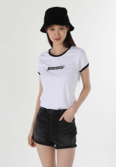 صورة من أبيض للنساء تي شيرت بأكمام قصيرة