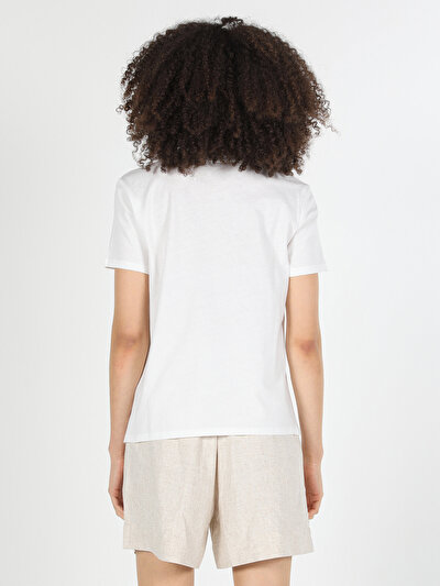 صورة من أبيض للنساء تي شيرت بأكمام قصيرة