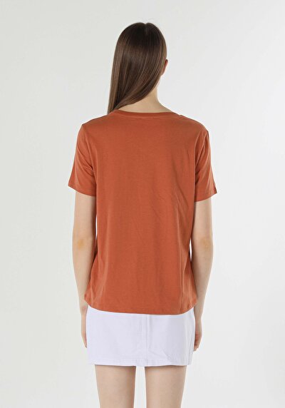 صورة من بني للنساء تي شيرت بأكمام قصيرة