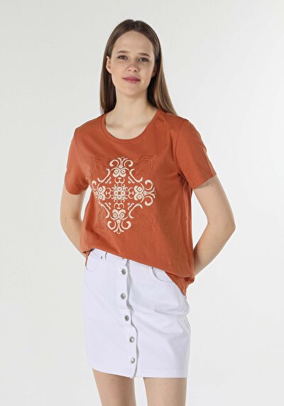 صورة من بني للنساء تي شيرت بأكمام قصيرة