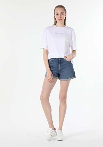 صورة من أبيض للنساء تي شيرت بأكمام قصيرة