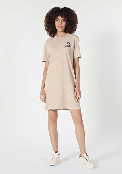 صورة من فستان نسائي بيج بأكمام قصيرة مطبوعة