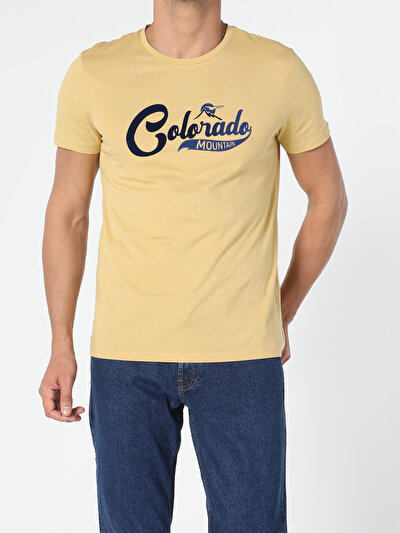 صورة من زعفراني للرجال تي شيرت بأكمام قصيرة