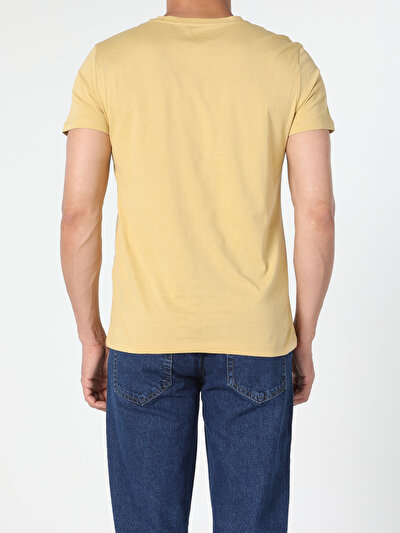 صورة من زعفراني للرجال تي شيرت بأكمام قصيرة