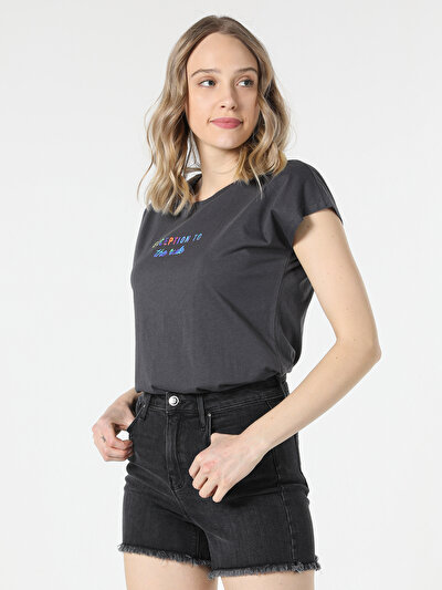 صورة من أنتراسيت للنساء تي شيرت بأكمام قصيرة