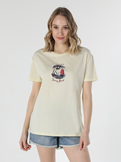 صورة من أصفر للنساء تي شيرت بأكمام قصيرة