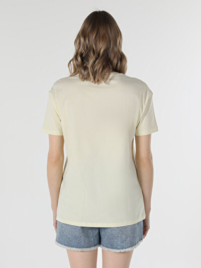 صورة من أصفر للنساء تي شيرت بأكمام قصيرة