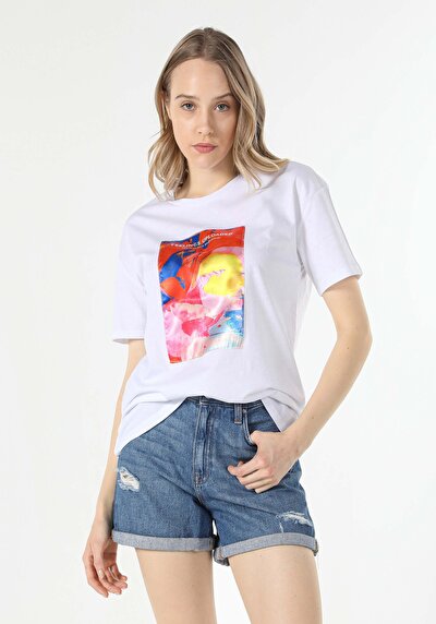 صورة من أبيض للنساء تي شيرت بأكمام قصيرة