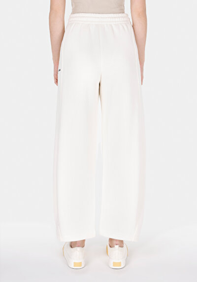 صورة من أبيض للنساء بنطال رياضي