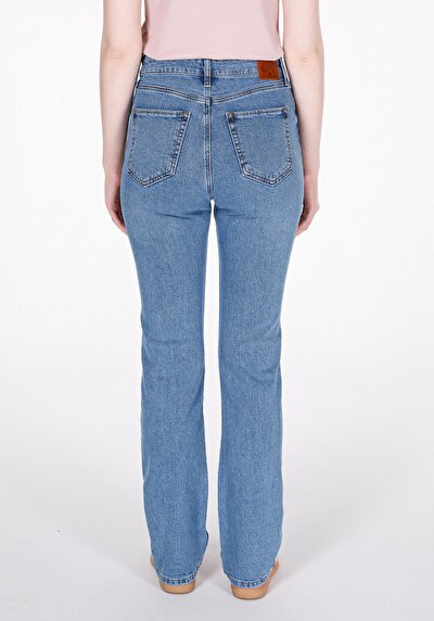 صورة من أزرق للنساء بناطيل