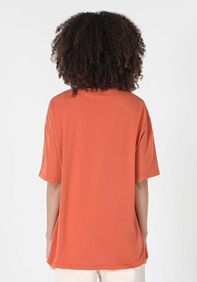 صورة من بني للنساء تي شيرت بأكمام قصيرة