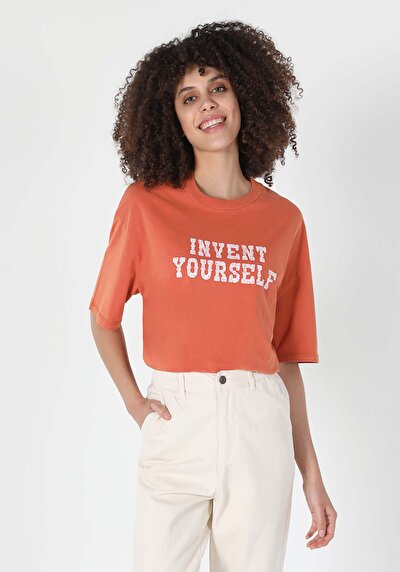 صورة من بني للنساء تي شيرت بأكمام قصيرة