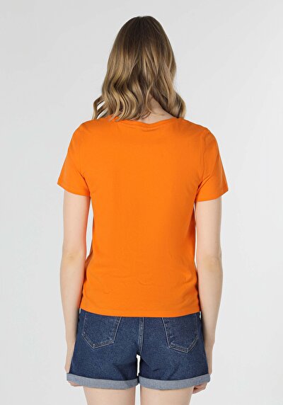 صورة من برتقالي للنساء تي شيرت بأكمام قصيرة