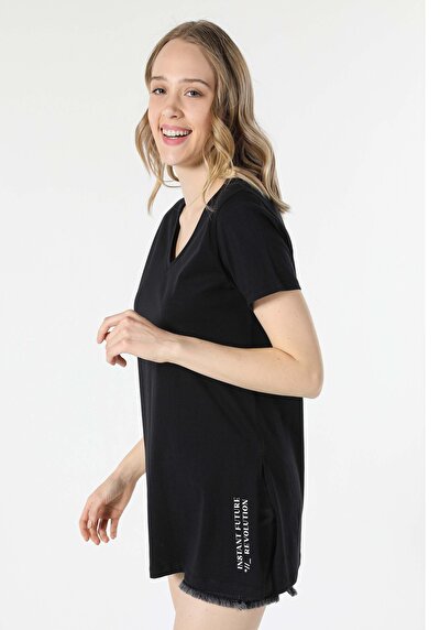 صورة من أسود للنساء تي شيرت بأكمام قصيرة