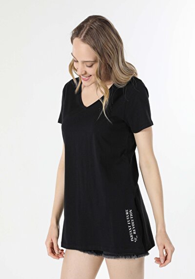 صورة من أسود للنساء تي شيرت بأكمام قصيرة