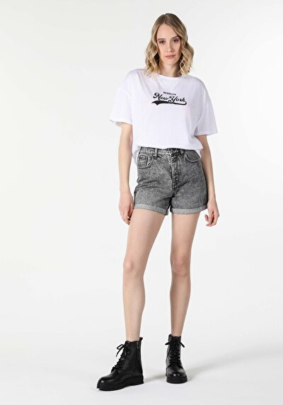 صورة من أبيض للنساء تي شيرت بأكمام قصيرة