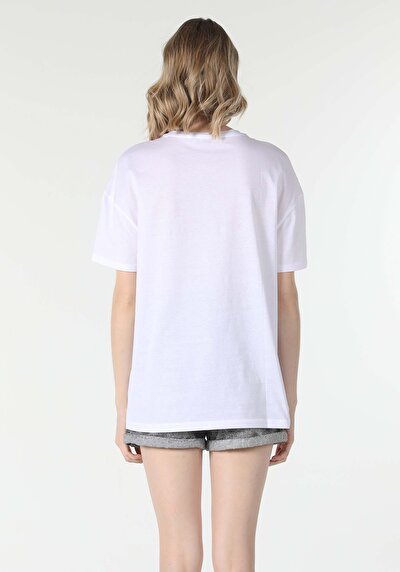 صورة من أبيض للنساء تي شيرت بأكمام قصيرة