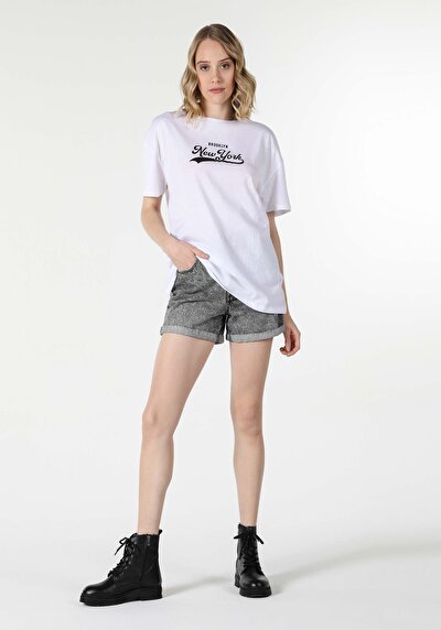 صورة من أبيض للنساء تي شيرت بأكمام قصيرة