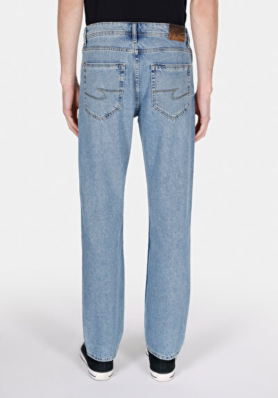 صورة من منتصف الخصر مستقيم الساق الجينز للرجال